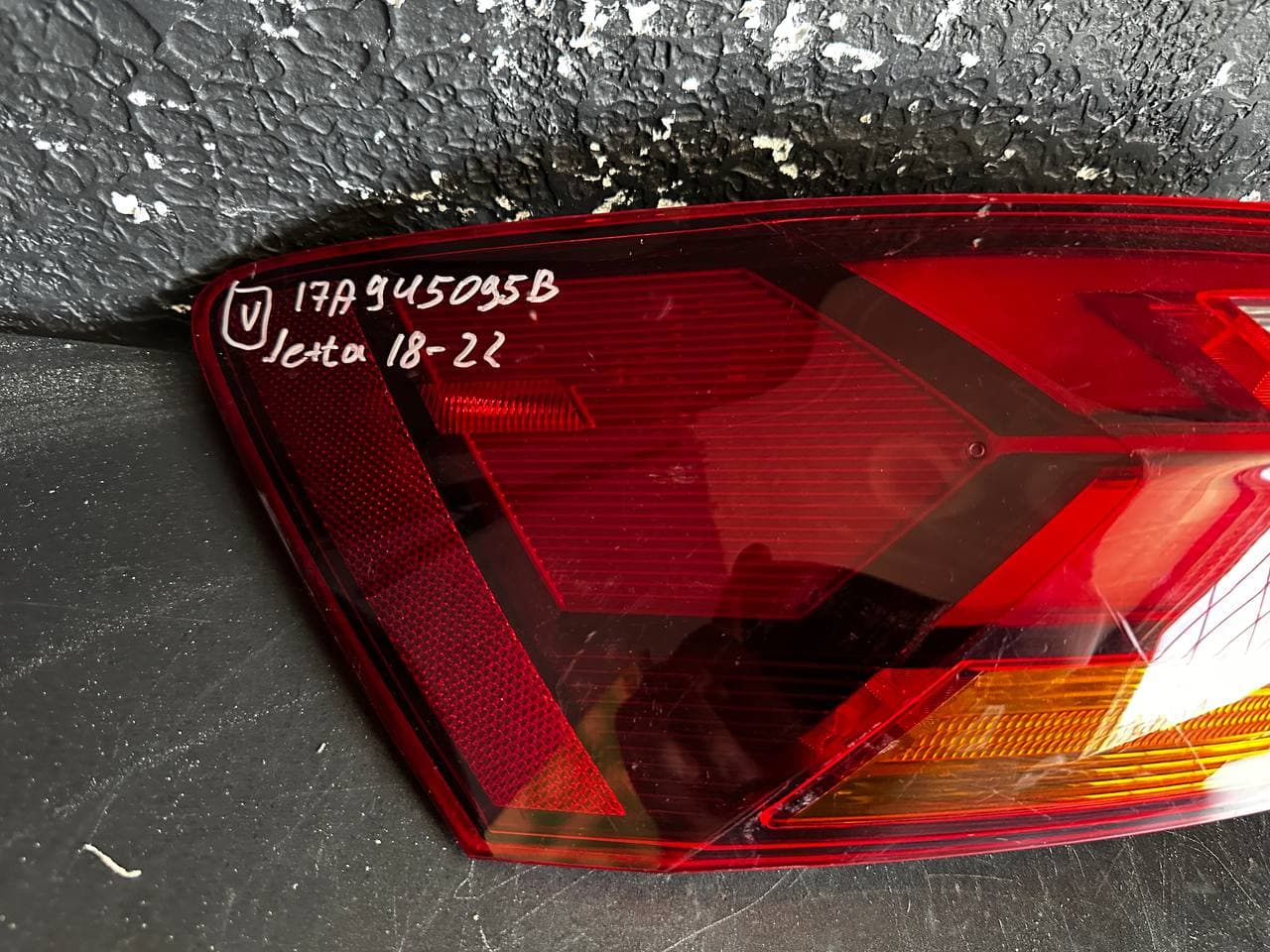 Фара BMW 5 Ser 23- б/у OEM 63214B0F7D4