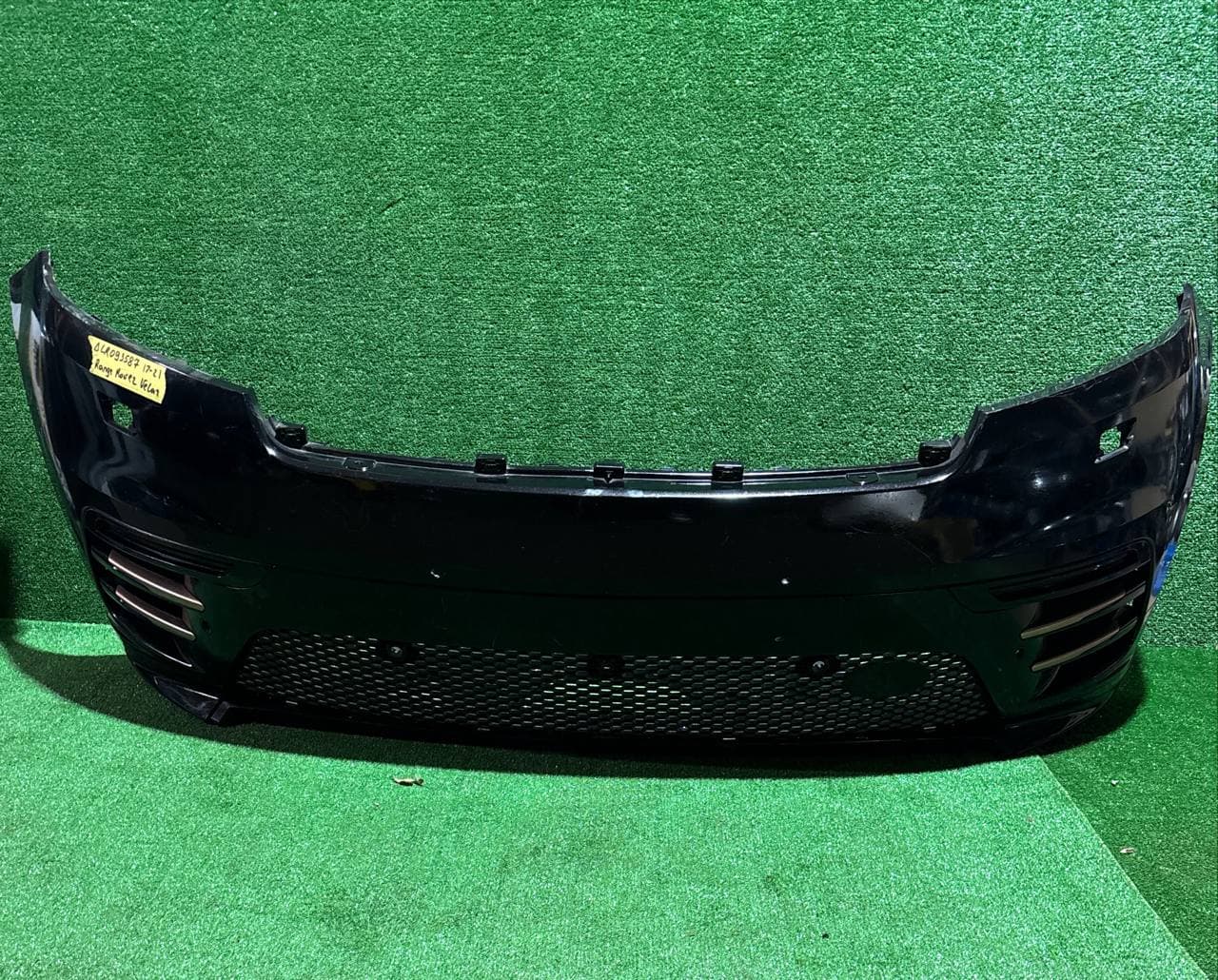 Бампер передній Land Rover Velar 17-21 б/у OEM Lr093587
