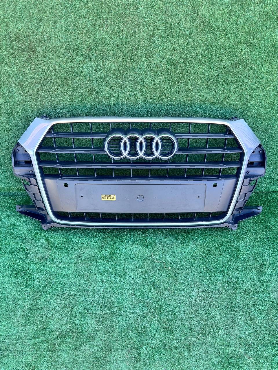 Решітка радіатора Audi Q5 2012-2016 б/у OEM 8U0853653M б/у — фото 1