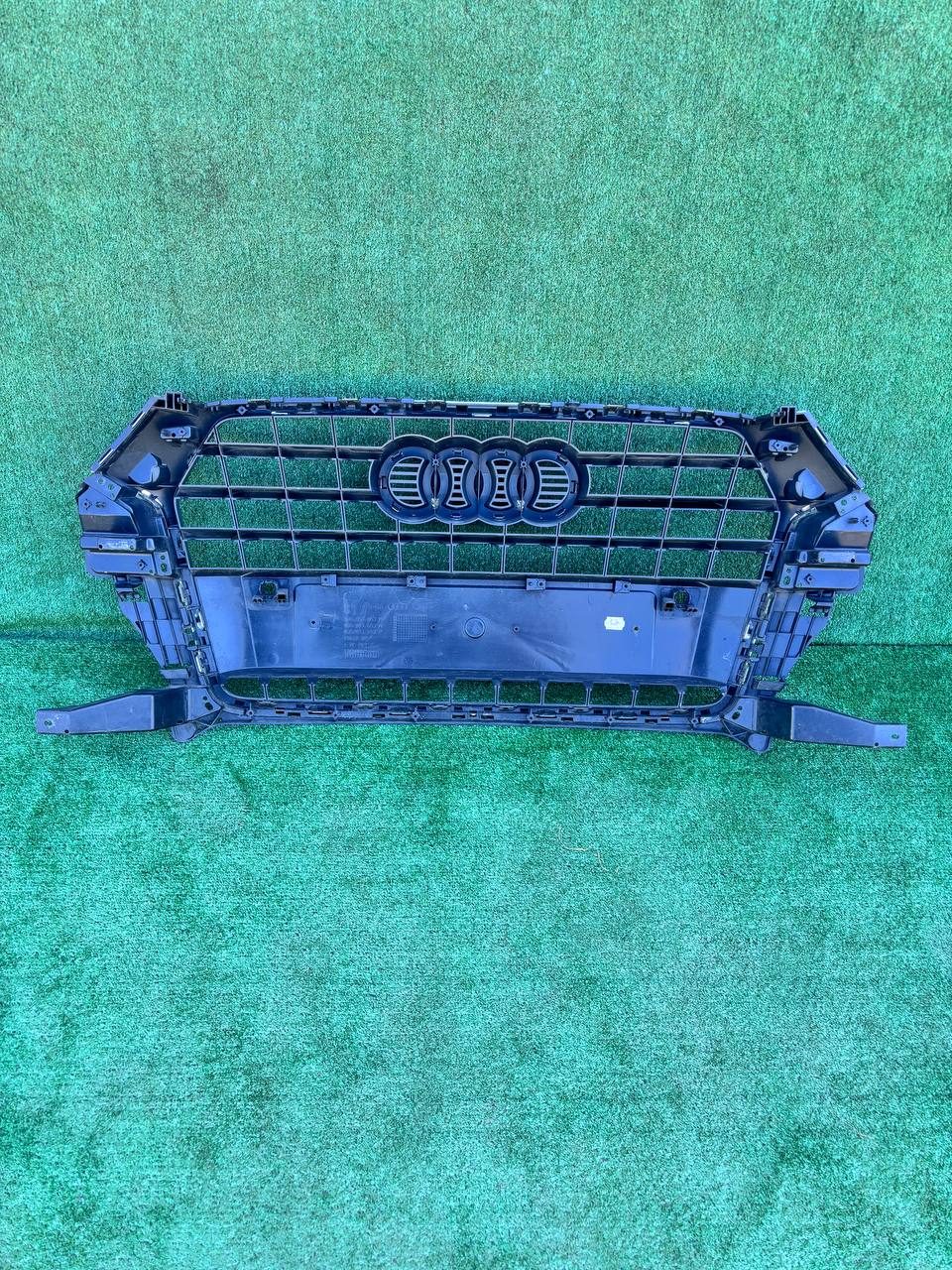 Решітка радіатора Audi Q5 2012-2016 б/у OEM 8U0853653M б/у — фото 4