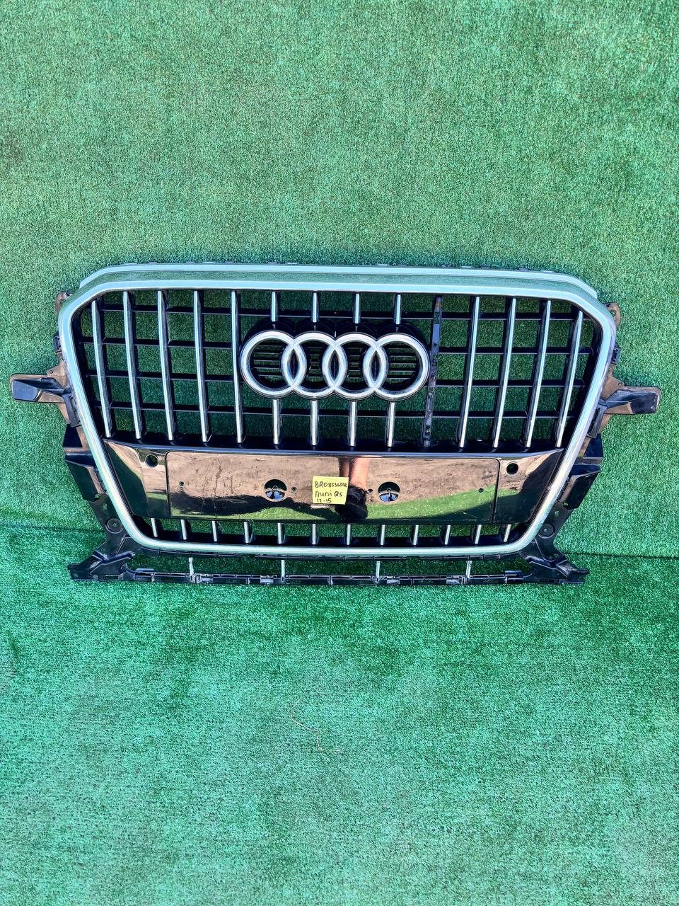 Решітка радіатора Audi Q5 2012-2015 б/у OEM 8R0853651R б/у — фото 1
