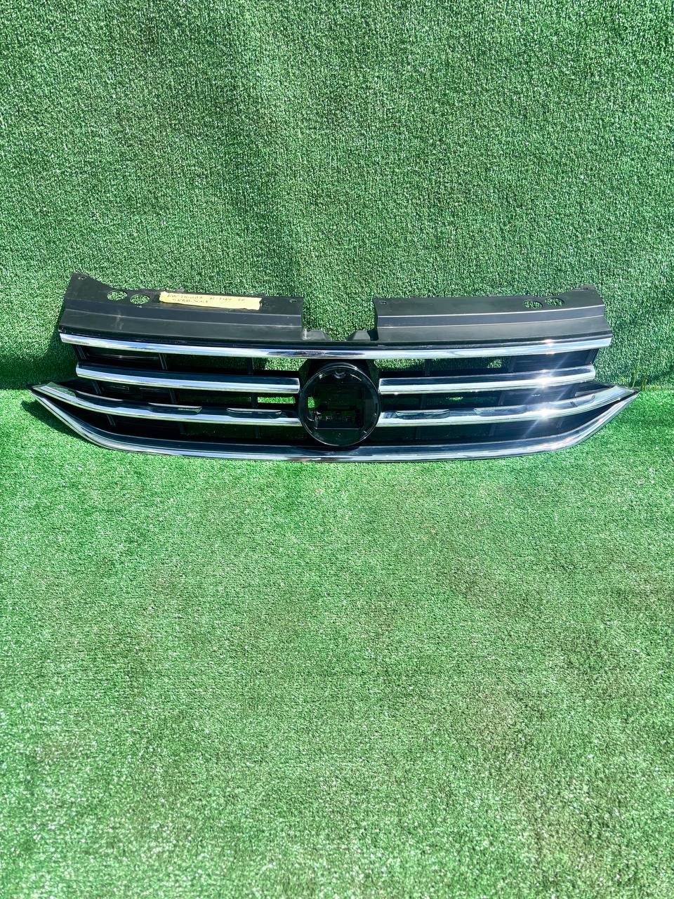 Решітка радіатора Volkswagen Tiguan 2020+ б/у OEM 5NA853651 / Tiguan r-line б/у — фото 1