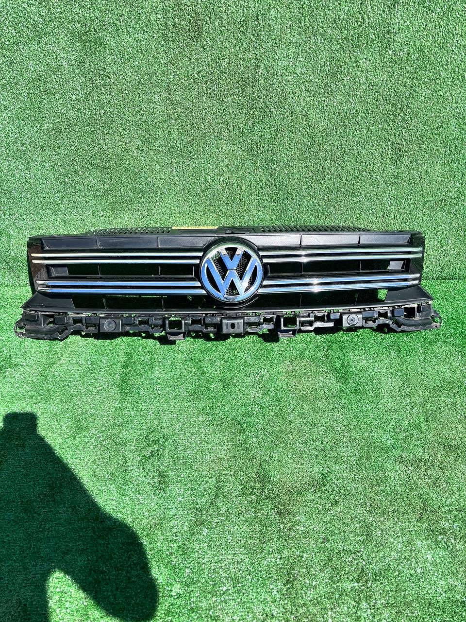 Решітка радіатора Volkswagen Tiguan 2011-2016 б/у OEM 5N0853653E б/у — фото 1
