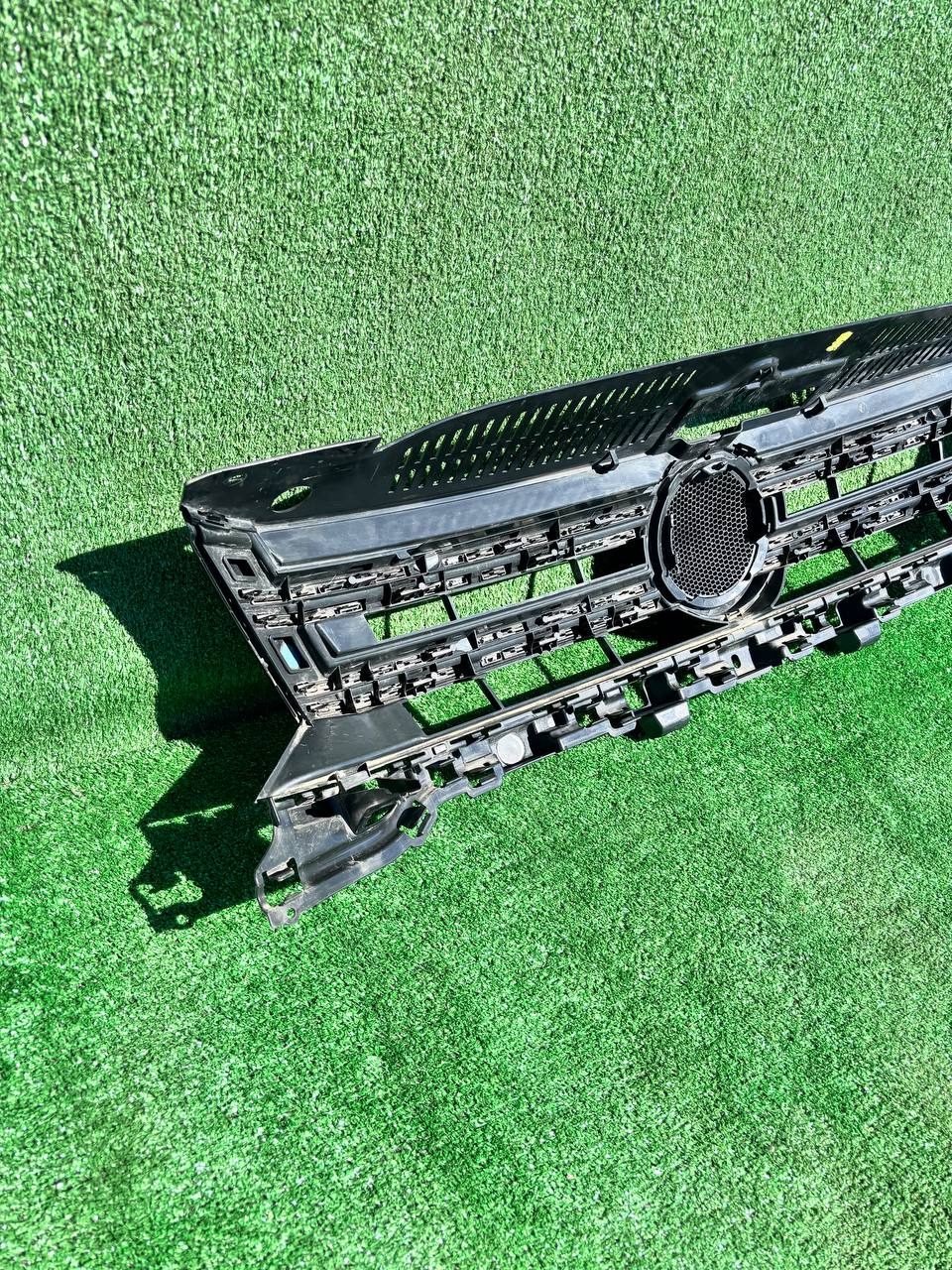 Решітка радіатора Volkswagen Tiguan 2011-2016 б/у OEM 5N0853653E б/у — фото 4