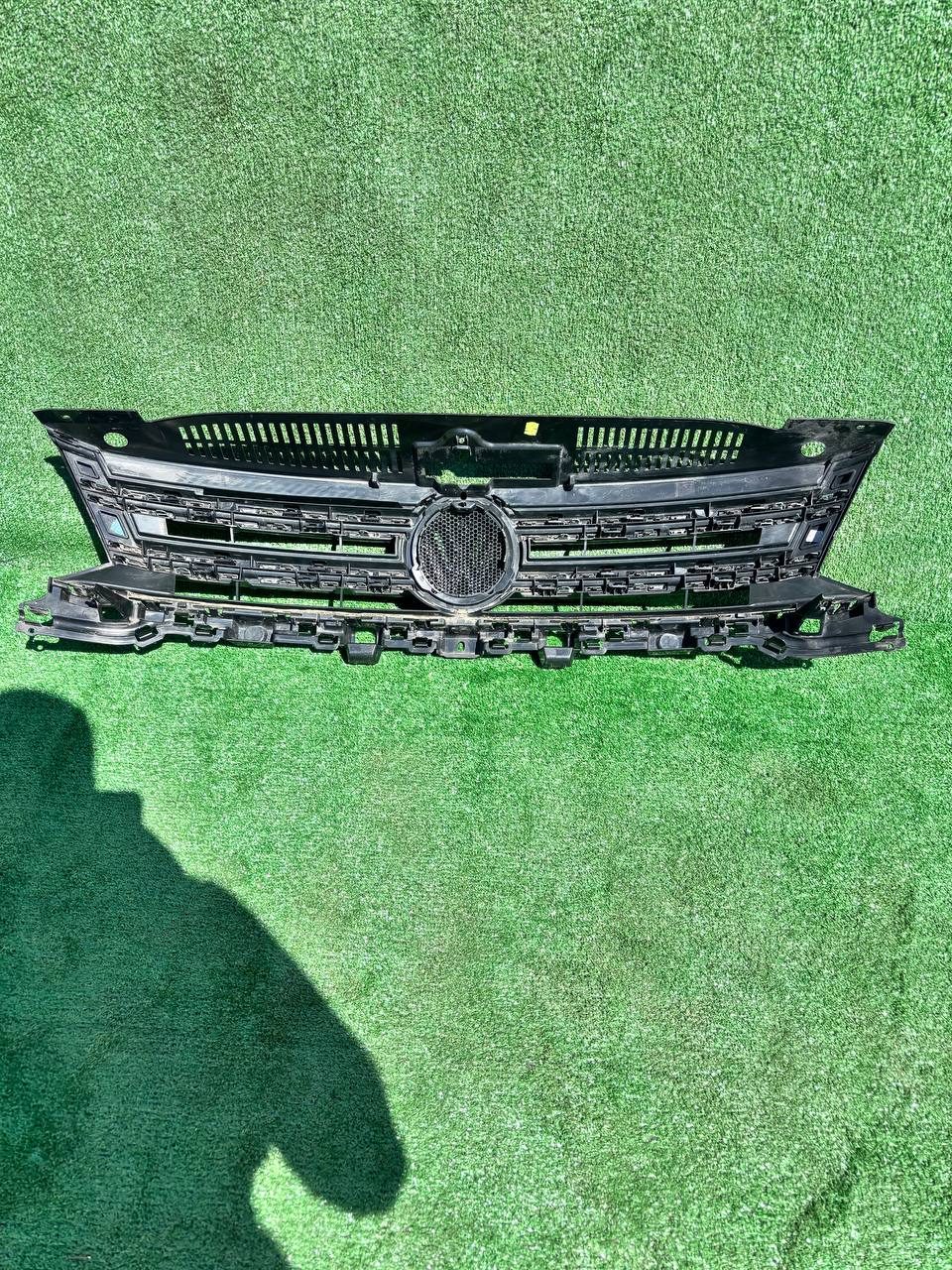 Решітка радіатора Volkswagen Tiguan 2011-2016 б/у OEM 5N0853653E б/у — фото 5