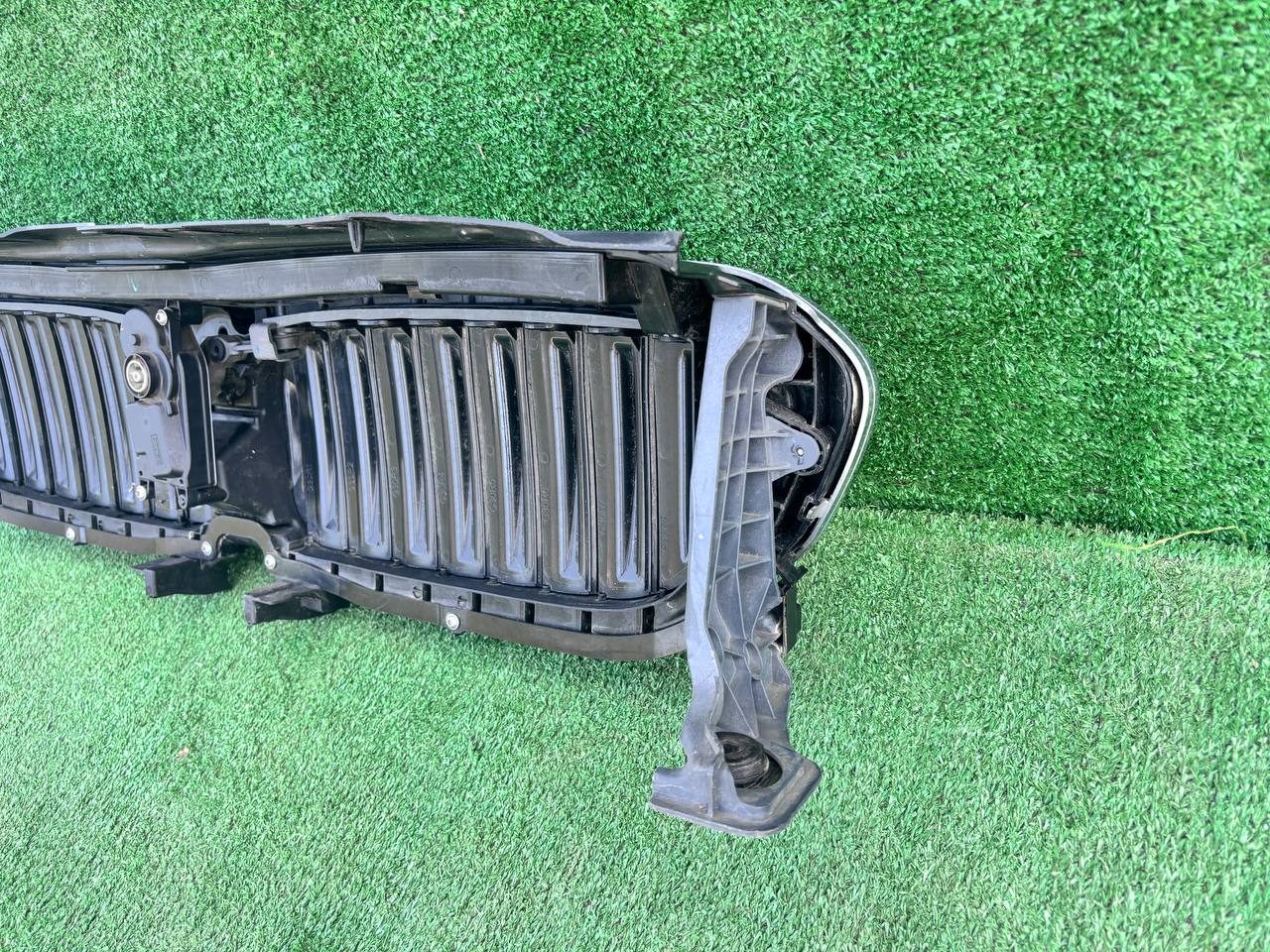 Решітка радіатора BMW 5 Series 2016-2020 б/у OEM 51137497281 б/у — фото 3