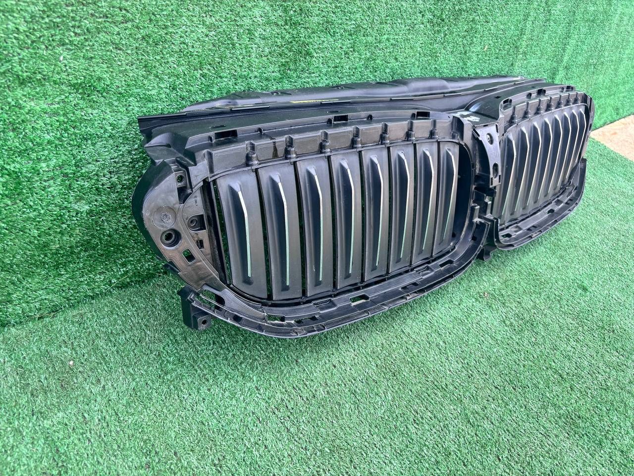 Решітка радіатора BMW 5 Series 2016-2020 б/у OEM 51137497281 б/у — фото 1