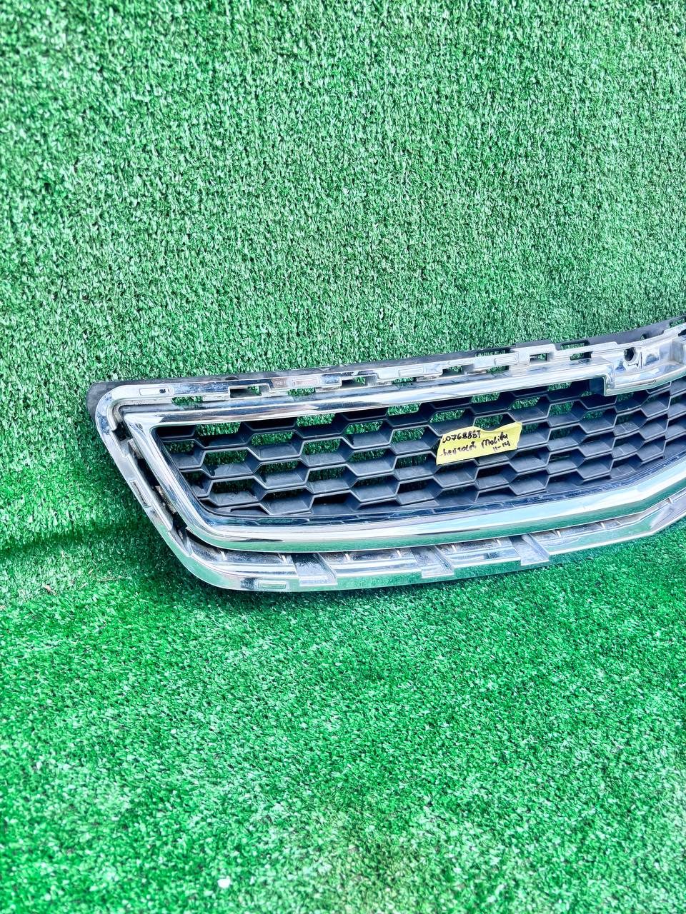 Решітка радіатора Chevrolet Malibu 2011-2014 б/у OEM 20768887 б/у — фото 1