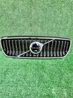 Решітка радіатора Volvo XC40 2022+ б/у OEM 32291463