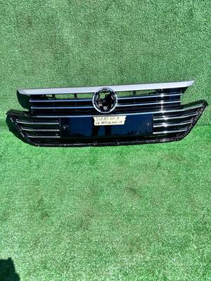Решітка радіатора Volkswagen Arteon 2017-2019 б/у OEM 3G8.853.655 A