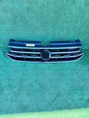 Решітка радіатора Volkswagen Tiguan 2016-2021 б/у OEM 5NA853651